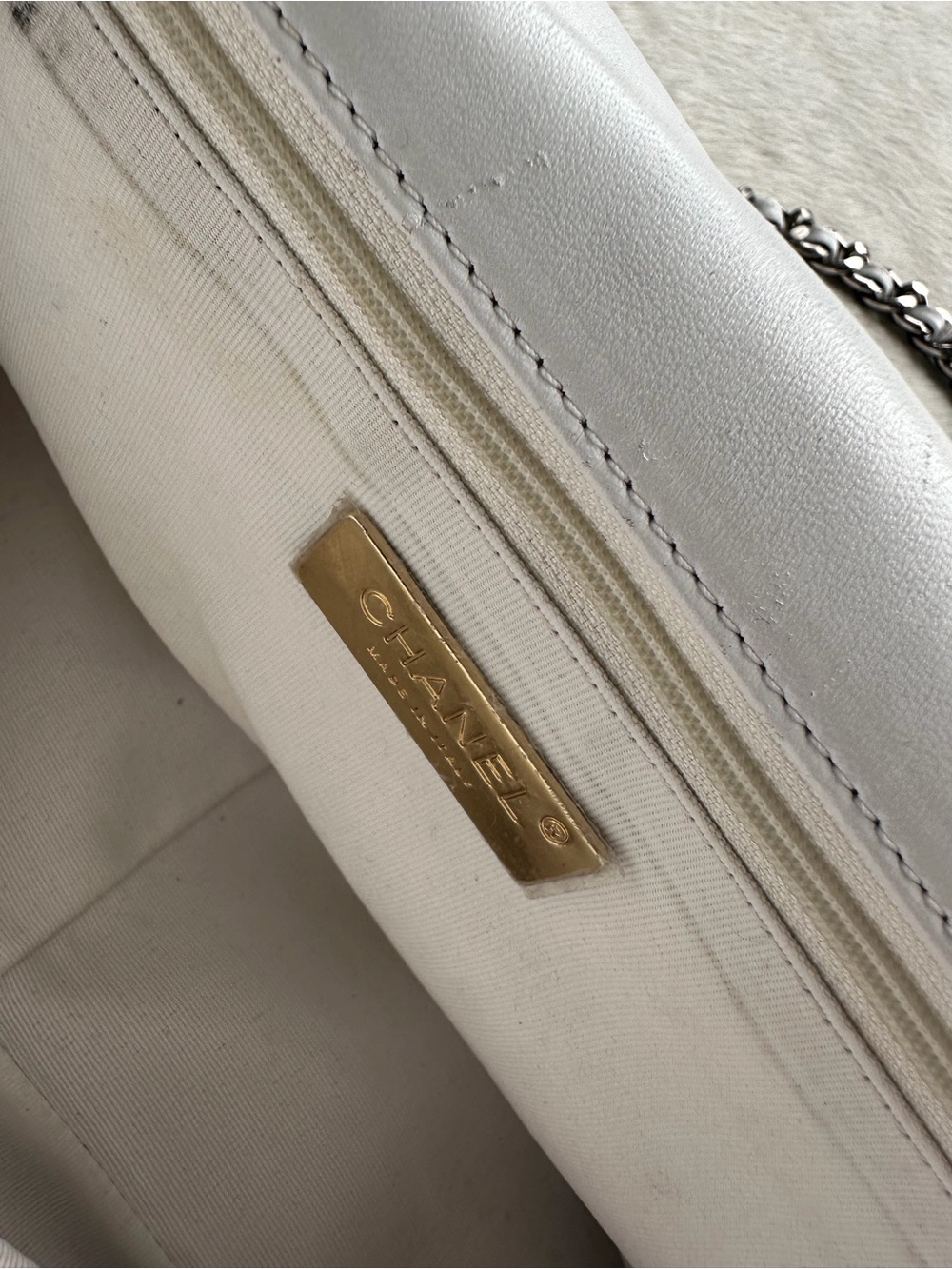 CHANEL White Quilted Leather Shoulder Bag with Mixed Gold and Silver Chain Strap - Picture 5 of 9